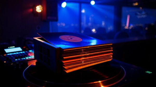 Top vinyls hardtek incontournables à ajouter à votre discothèque