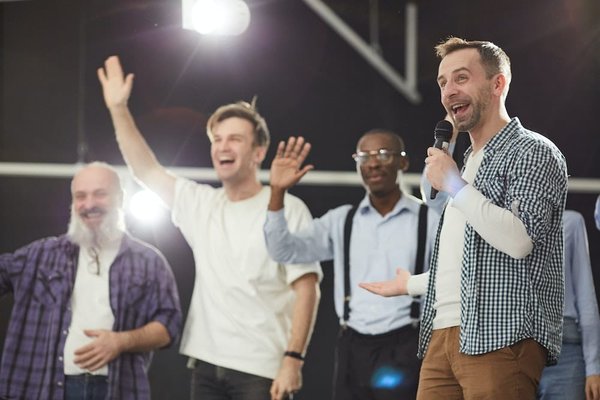 Comment les associations peuvent-elles utiliser les réseaux sociaux pour augmenter la participation des jeunes aux activités bénévoles ?